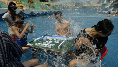Tombol a kánikula, Kínában pedig egészen meglepő dolgot csinálnak strandolás közben - fotók