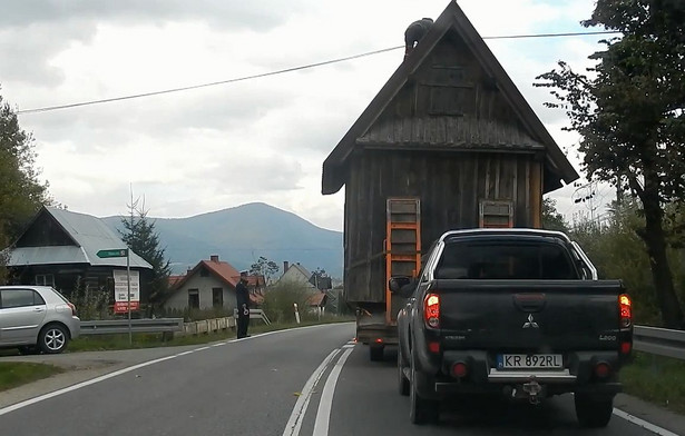 Jak przewozić cały dom? Takie rzeczy tylko w Polsce a policja na to nic! Wideo świadka