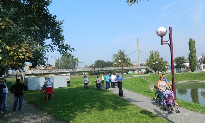 Okupljanje građana kod prvih peistiglih delova splava
