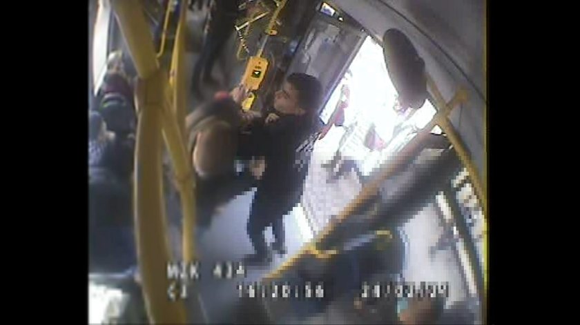 Brutalne pobicie w autobusie. Policja szuka tego mężczyzny