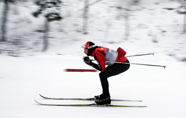 Justyna Kowalczyk trenuje w Kuusamo ze swoim... pieskiem 'Marianem'
