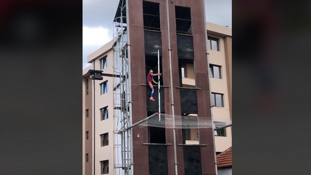 Ilyen amikor egy tűzoltó még a szuperhősöket is lepipálja: másodpercek alatt mászik fel a bolgár srác
