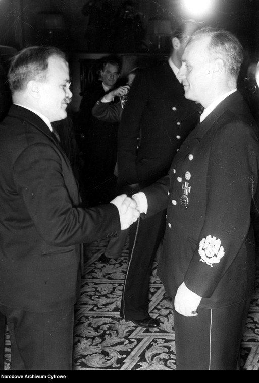 Minister Spraw Zagranicznych Rzeszy Joachim von Ribbentrop (z prawej ) wita komisarza ludowego Wiaczesława Mołotowa (z lewej)