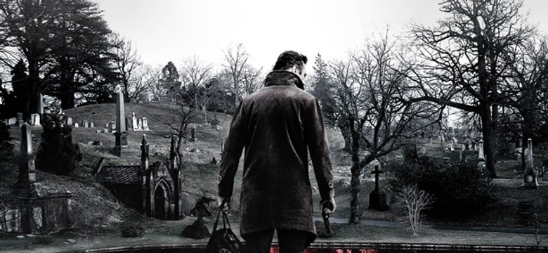 Liam Neeson przechadza się pośród nagrobków