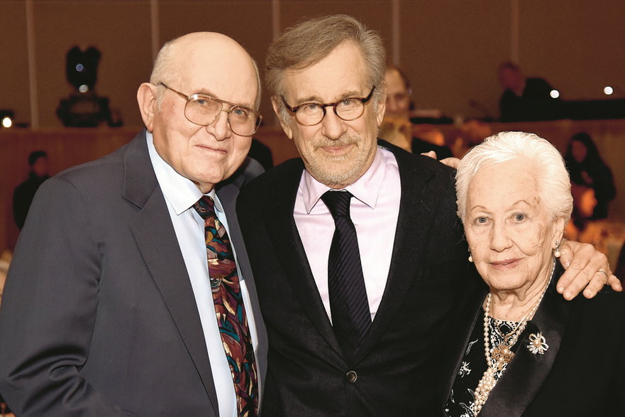 Pinchas Gutter, Steven Spielberg i Renee Firestone uczestniczą w gali Ambassadors for Humanity Benefiting USC Shoah Foundation w Ray Dolby Ballroom w Hollywood, 8 grudnia 2016 r