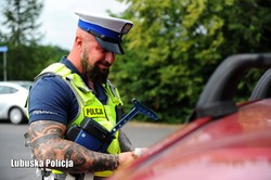 Cofnięte uprawnienia, brak pasów, 2,5 promila alkoholu i ucieczka przed policją. Czyli zwykły dzień w Polsce