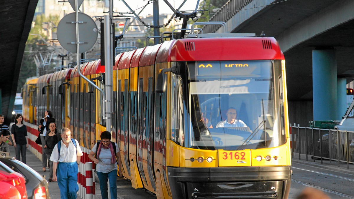 Mają być nowoczesne, niskopodłogowe, w pełni klimatyzowane i energooszczędne. Władze stolicy przymierzają się do kupna 30 nowych tramwajów. O ich dostawę walczyć będzie pięć firm.