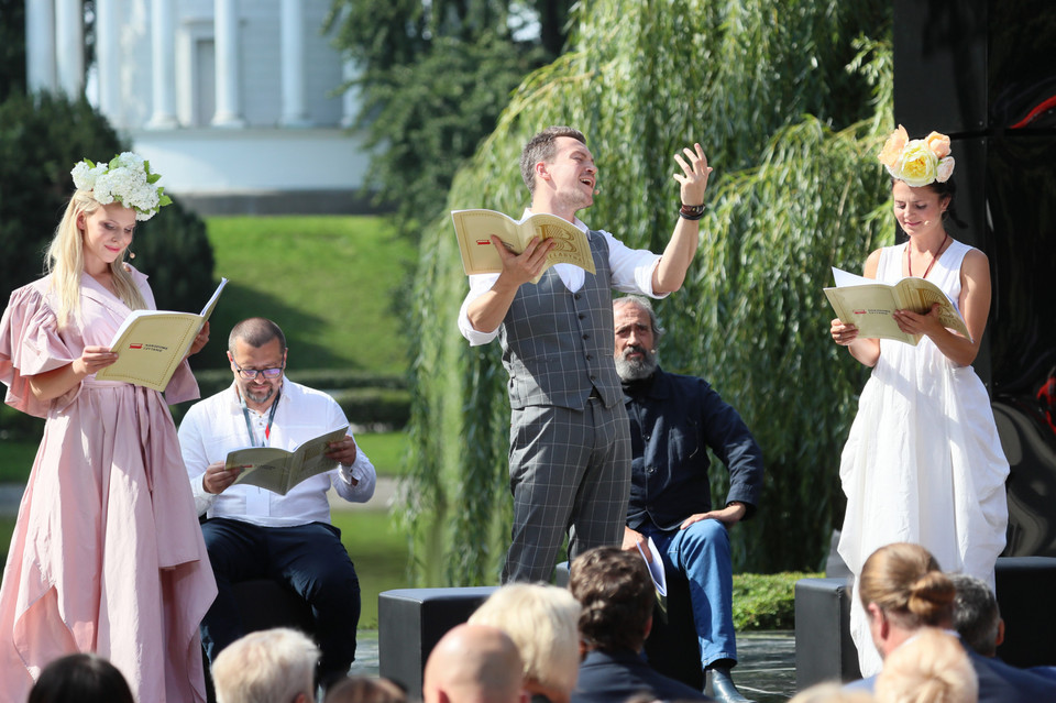 Narodowe czytanie "Balladyny" Juliusza Słowackiego w Ogrodzie Saskim. Na zdjęciu: Krzysztof Kwiatkowski, Julia Konarska i Joanna Pach-Zbikowska