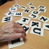 Agyvérzés után arctorna és okostelefon a kommunikációs képesség visszaépítéséért