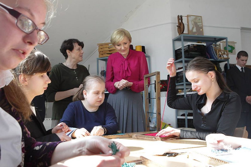 Żona Andrzeja Dudy uczestniczyła w lekcji rysunku oraz czytania i pisania metodą Braillea