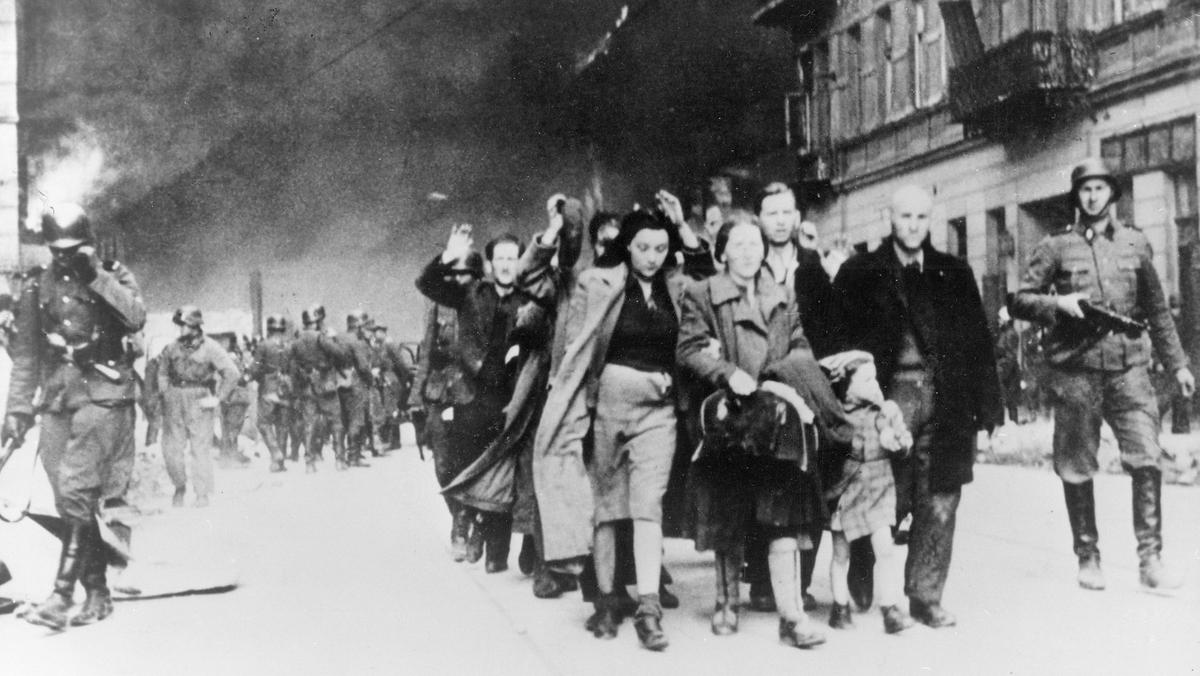 Deportacja ostatnich mieszkańców z płonącego getta, Warszawa, kwiecień 1943 r.