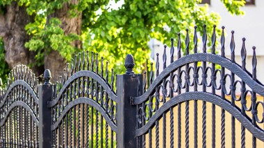 nowy zakaz wchodzi w 2026 roku. to już koniec takich ogrodzeń na prywatnych posesjach nowe przepisy nowe prawo budowlane 2026