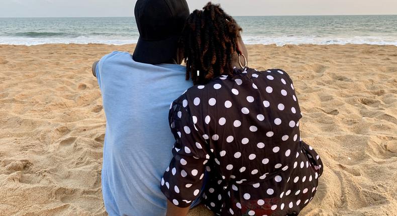 Couple-Amoureux-plage-Photo-by-Medsile-via-Iwaria