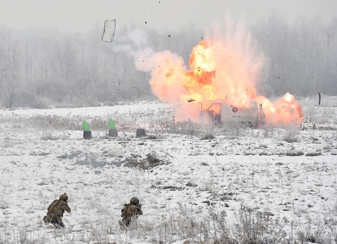 ANTONI MACIEREWICZ W ZIELONCE. POKAZ AKCJI KOMANDOSÓW I PREZENTACJA ŻOŁNIERZY OBRONY TERYTORIALNEJ