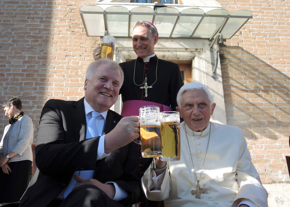 Benedykt XVI podczas 90. urodzin w Ogrodach Watykańskich
