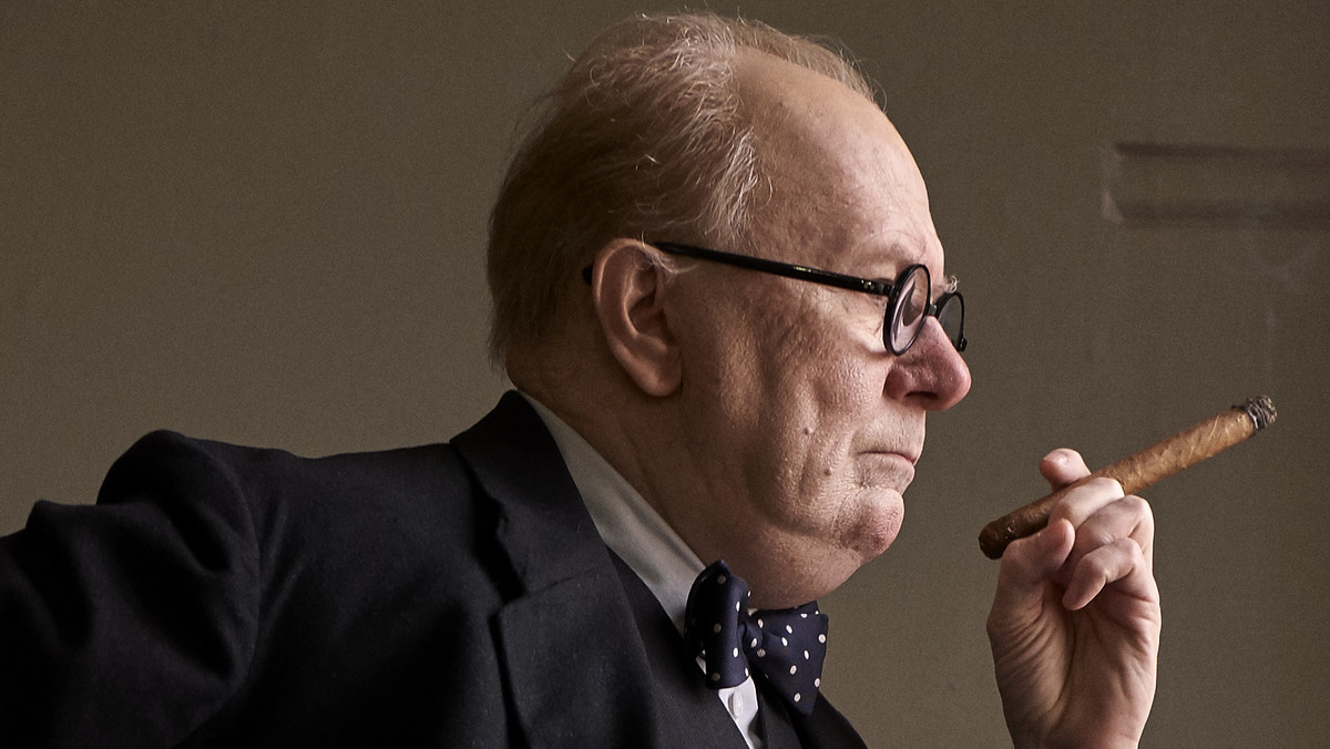 Prezentujemy pierwsze zdjęcie z filmu "Darkest Hour", na który pojawił się Gry Oldman jako Winston Churchill. Akcja filmu rozgrywać będzie się w 1940 roku, kiedy Churchill został premierem Wielkiej Brytanii.