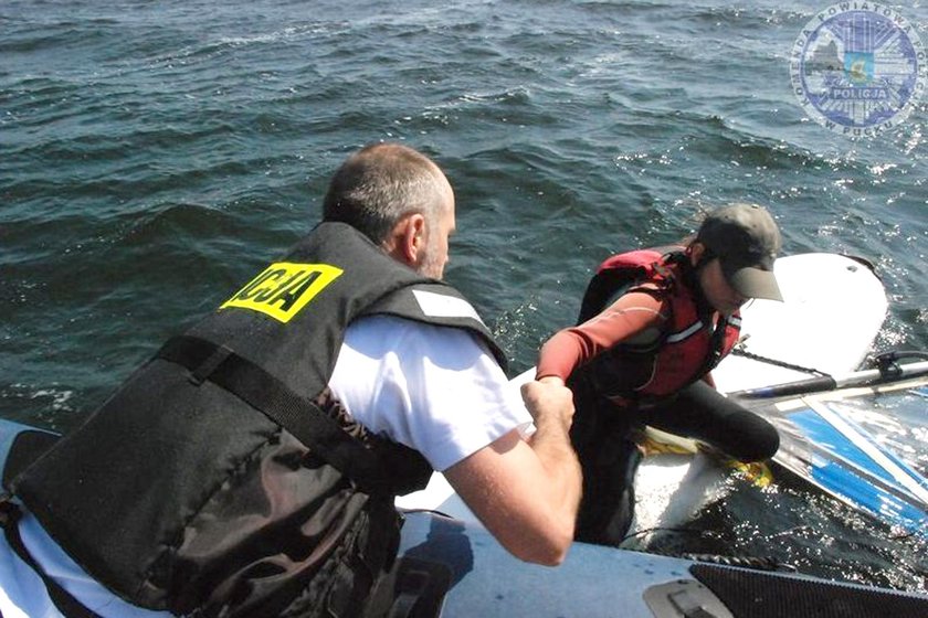 Fale zniosły 12-latkę w głąb Zatoki Puckiej podczas lekcji windsurfingu