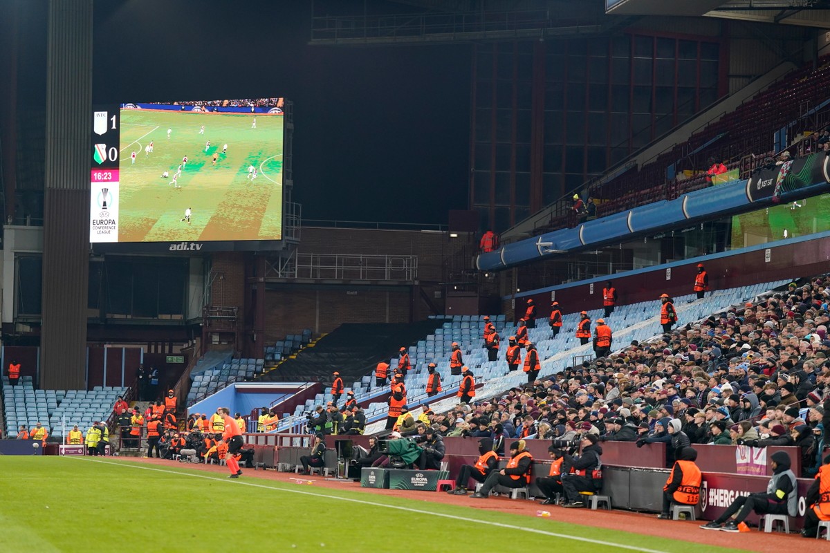 Pusty sektor na stadionie Villa Park. W tym miejscu na trybunach mieli siedzieć kibice Legii Warszawa
