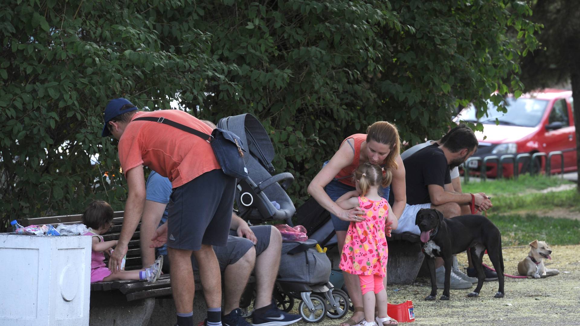 Pucanje po šavovima - kako je biti roditelj u Srbiji ovih dana