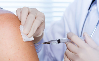 Kiedy najlepiej szczepić się przeciw grypie? Wiceminister zdrowia tłumaczy