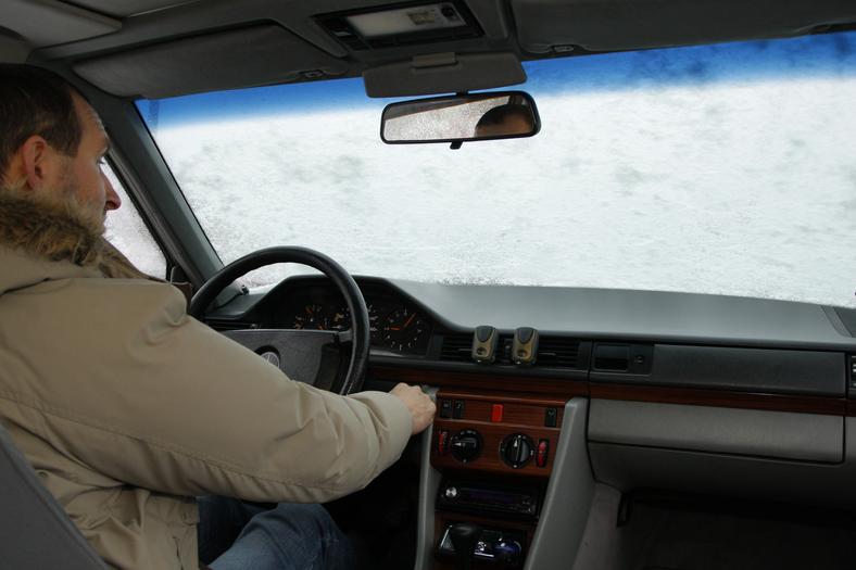 Oblodzona od wewnątrz szyba samochodu: przed rozgrzaniem silnika kierowca nie ma szans na bezpieczną jazdę - po odskrobaniu lodu na szybie natychmiast osadza się szron.