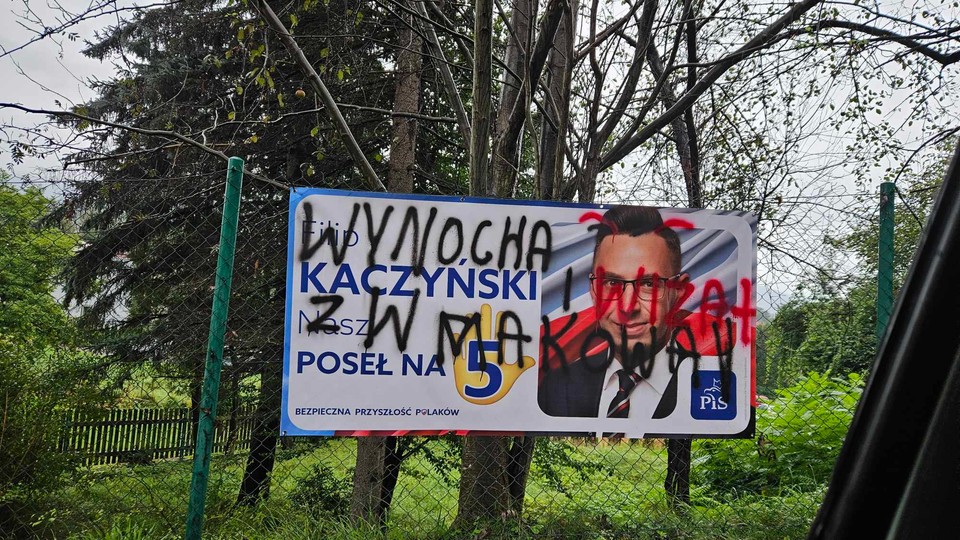 Zniszczone plakaty wyborcze PiS w Makowie Podhalańskim