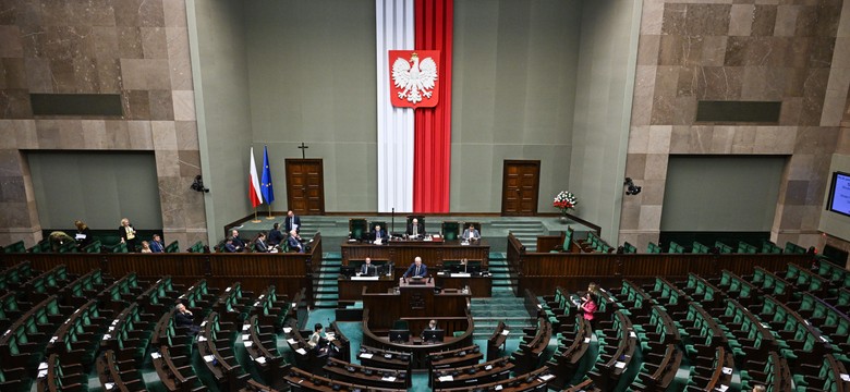 Zdrada w koalicji? Polska 2050 głosuje z PiS i Konfederacją, Tusk wściekły