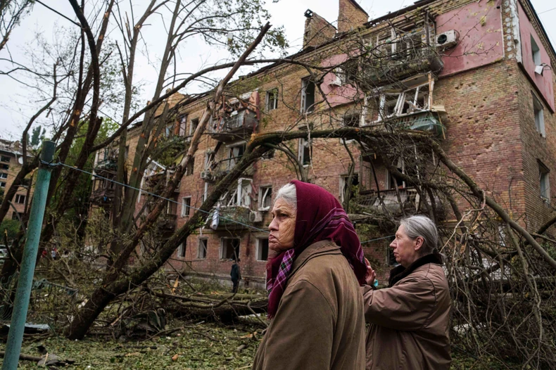 Stambene zgrade teško oštećene u ruskom napadu u Kijevu, 31. jula 2025. .