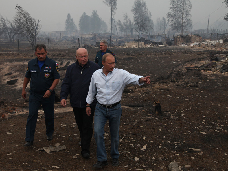 Minister sytuacji nadzwyczajnych Siergiej Szojgu (pierwszy z lewej) i prezydent Władimir Putin (w białej koszuli) oglądają zniszczenia po dzikich pożarach lasów pod Niżnym Nowgorodem, lipiec 2010 r.