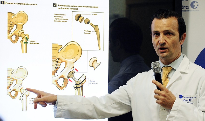 Doktor Angel Viljamajor na konferenciji za štampu posle operacije kralja Huana Karlosa u Madridu