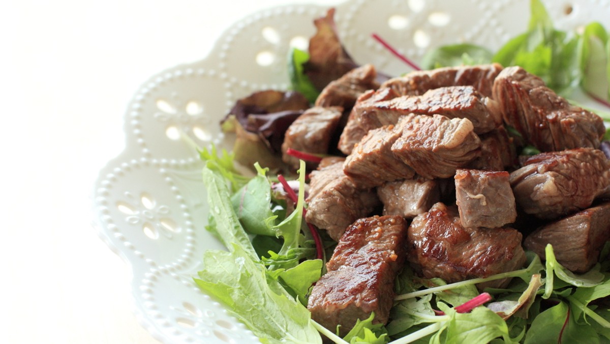 Sałatka z pieprzową wołowiną stir fry (metoda gotowania, a raczej szybkiego smażenia na dużym ogniu), aromatycznym chmielem i sosem cytrynowo-miodowym przypadnie do gustu wielbicielom piwa. Świeże szyszki chmielowe nadają tej potrawie wyrazistego aromatu.