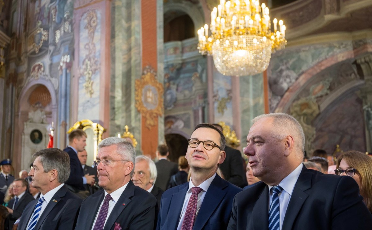 Premier Mateusz Morawiecki (2P) i wiceprezes Rady Ministrów Jacek Sasin (P) oraz marszałkowie Senatu Stanisław Karczewski (2L) i Sejmu Marek Kuchciński (L) wzięli udział we mszy świętej, 30 bm. w Archikatedrze Lubelskiej, w ramach uroczystości związanych z 450. rocznicą zawarcia porozumienia pomiędzy stanami Korony Królestwa Polskiego i Wielkiego Księstwa Litewskiego
