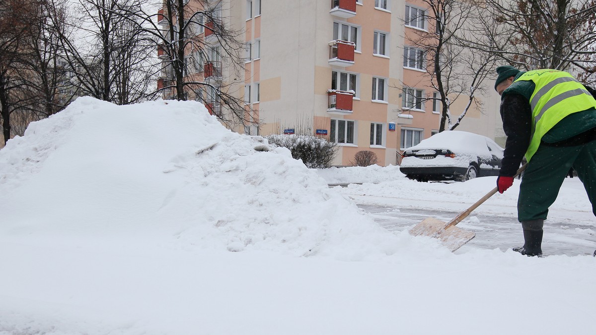 Zarząd Transportu Miejskiego wstrzymał kursowanie czterech linii podmiejskich. Mieszkańcy odległych dzielnic i podwarszawskich miejscowości. muszą czekać na autobusy nawet kilkadziesiąt minut. Najbardziej korkuje się centrum miasta; są drobne stłuczki samochodów - informuje policja.