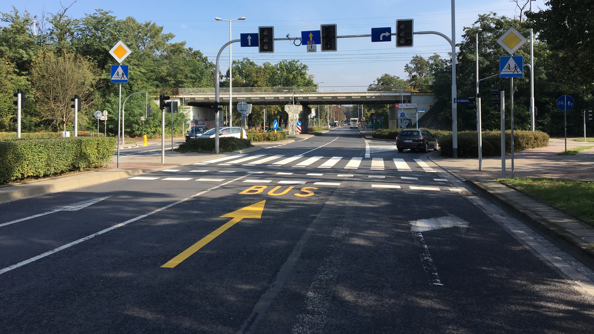 Z początkiem października zmieniła się organizacja ruchu na skrzyżowaniu ul. Racławickiej i Skarbowców we Wrocławiu. Zamontowano też sygnalizację, ale na jej uruchomienie trzeba jeszcze trochę poczekać. Światła przy wiadukcie kolejowym mają zostać włączone wraz z otwarciem nowego mostu przez Ślęzę. Niewykluczone, że przeprawa, która połączy Krzyki z Oporowem będzie przejezdna już na Wszystkich Świętych.