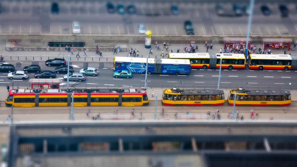 Zawieszonych sześć linii tramwajowych i kilkanaście autobusowych, zmiany rozkładów, wstrzymane kursy szkolne, ograniczenie częstotliwości jazdy metra, ale też częściej kursujący autobus nad Zegrze. Już wkrótce wakacje, w związku z czym czeka na sporo zmian w komunikacji miejskiej. Podpowiadamy, czego dotyczyć będą modyfikacje. Pierwsze pojawią się już 24 czerwca.