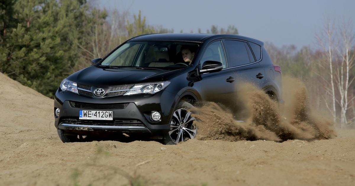 Używana Toyota RAV4 IV na tym SUVie mechanicy dużo nie