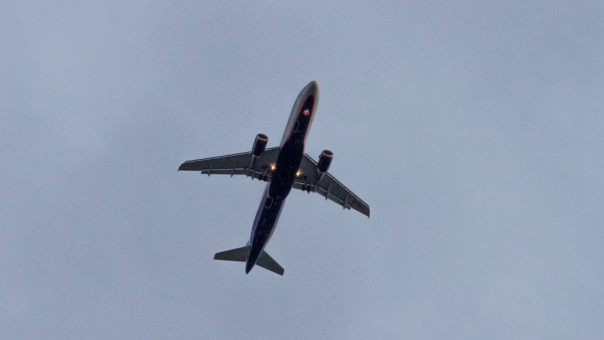 Tanie australijskie linie lotnicze Jetstar przeprosiły dziś za zachowanie jednej ze stewardes, która poradziła pasażerom wracającym z popularnego festiwalu muzycznego na wschodzie kraju, by pozbyli się w toalecie "tego, czego nie powinni przewozić".