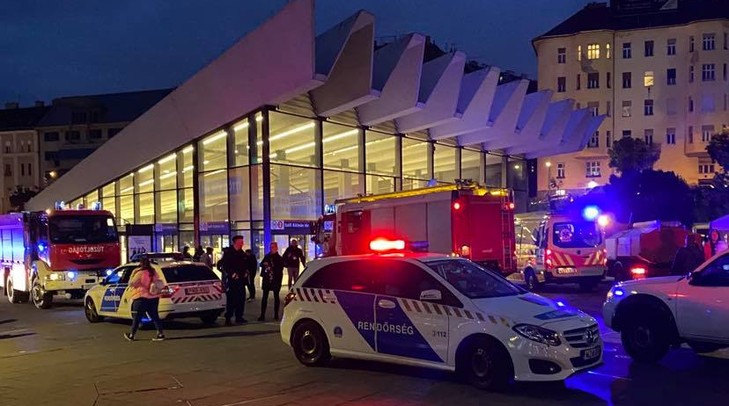 A Széll Kálmán téri megállót rendőrök és tűzoltók lepték el hétfő este, de a metró alá ugró lányon már nem lehetett segíteni / Fotó: Blikk