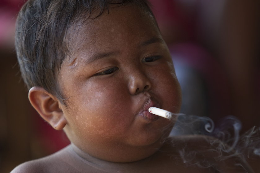 Indonezja. Aldi Rizal, palący i otyły chłopiec