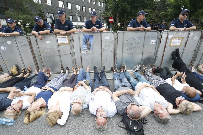 Sejm przegłosował nową ustawę o Sądzie Najwyższym. Protesty w Warszawie.