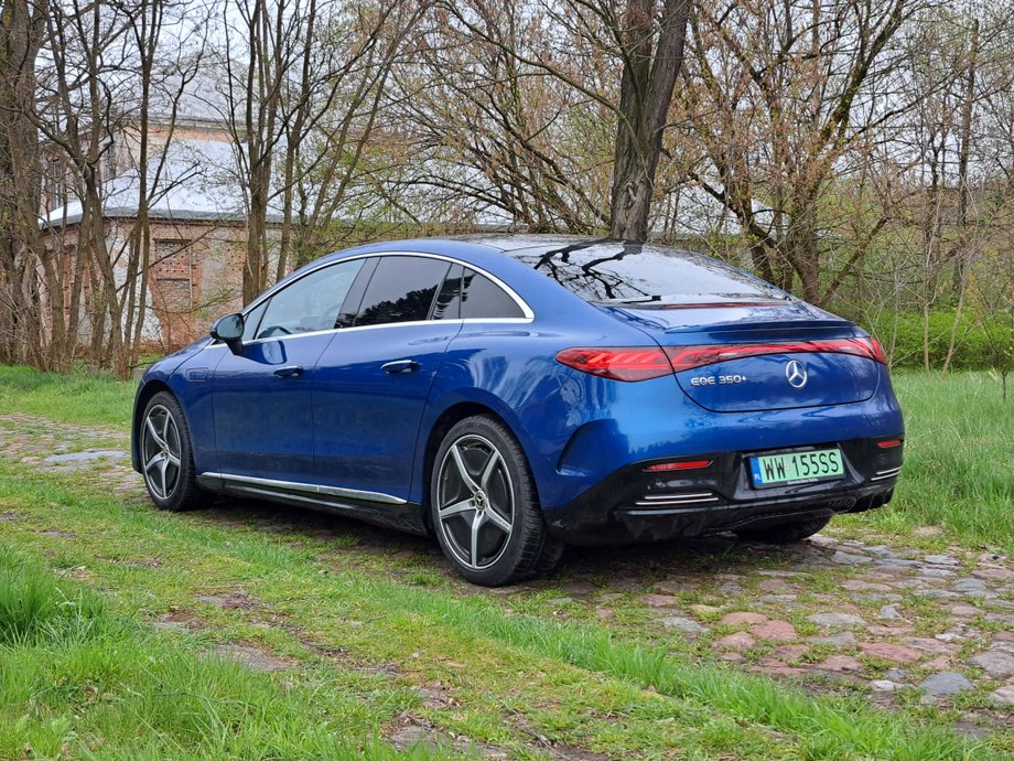 Mercedes EQE wygląda bardzo dobrze, ale nie tak klasycznie jak spalinowa klasa E. Ciekawe, czy w Niemczech EQE nie okaże się zbyt futurystyczne? Nabywcy klasy E miewali raczej konserwatywny gust.