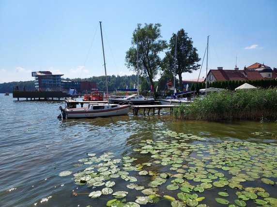 W oddali Hotel Mikołajski na Ptasiej Wyspie 