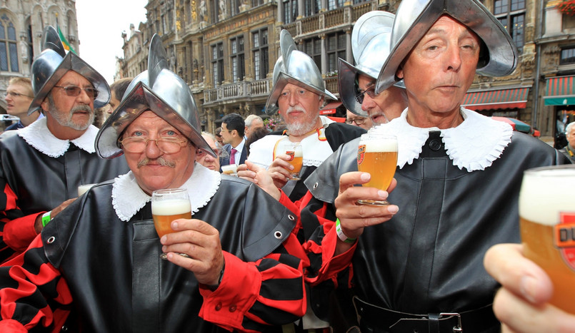 Członkowie grupy folklorystycznej i miłośnicy piwa przebrani w stroje z XV wieku na XIV Weekendzie Piwa Belgijskiego