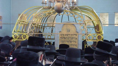 Ortodoksyjni Żydzi na grobie cadyka Elimelecha w Leżajsku