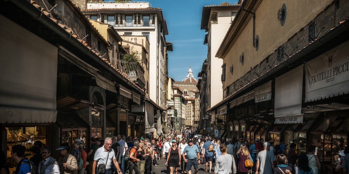 Zakaz obejmuje rejon pełnej lokali gastronomicznych via dei Neri, a także Piazzale degli Uffizi, Piazza del Grano i Via della Ninna. Znajduje się tam m.in. Most Złotników