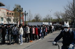 Szanghaj objęty lockdownem. To efekt strategii, ale frustracja rośnie