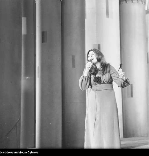 Krystyna Prońko śpiewa piosenkę "Papierowe ptaki".