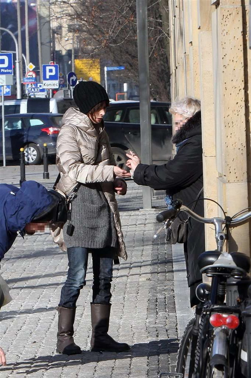 Dygant zabrakło drobnych - prosiła o pomoc przechodniów