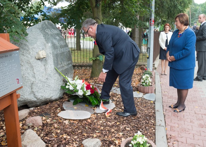 Prezydent pod pomnikiem Kamili Skolimowskiej