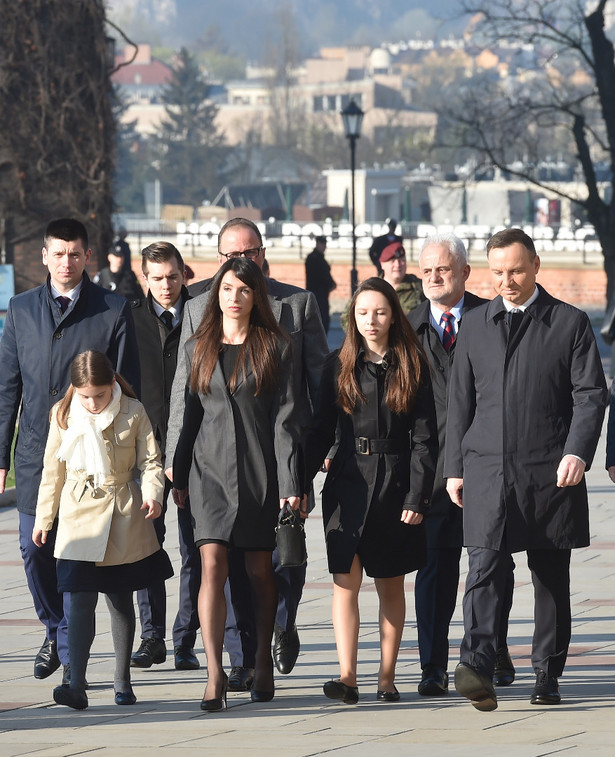 Prezydent Duda na grobie Lecha i Marii Kaczyńskich